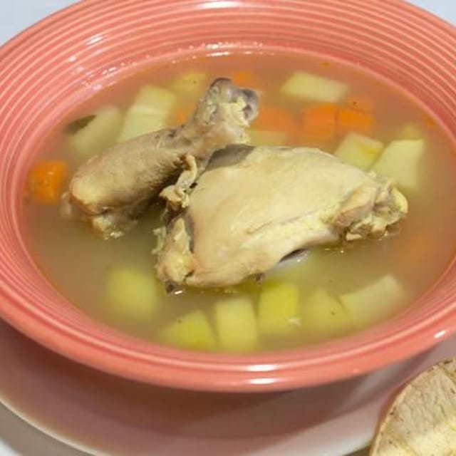 Caldo de pollo.